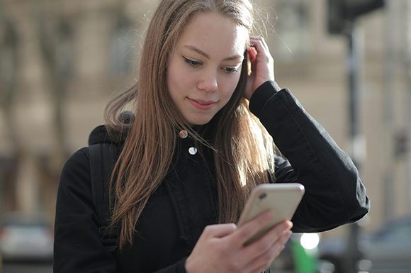 girl-using-hills-bank-app